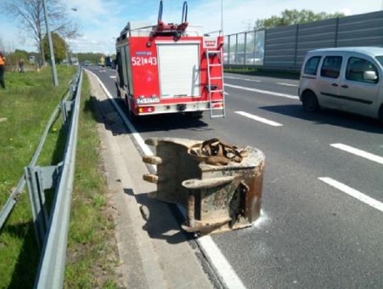 Sławno: łyżka koparki spadła na Golfa