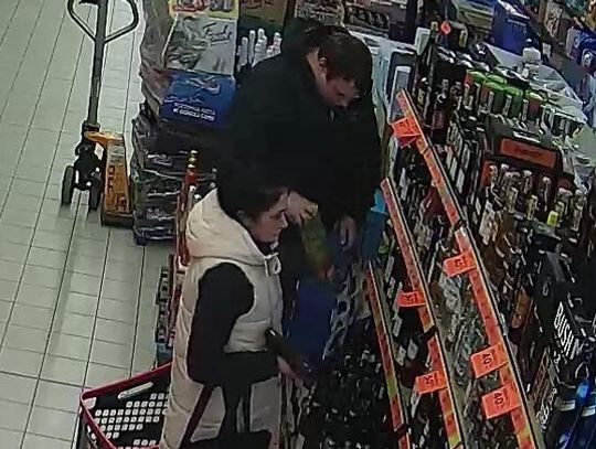 Sławno: Policja poszukuje sprawców kradzieży alkoholu