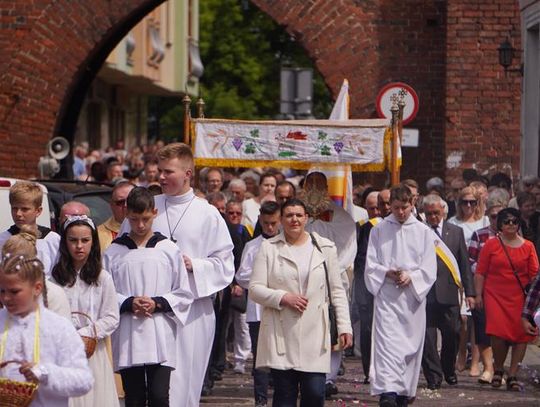 Sławno. Procesja w parafii WNMP