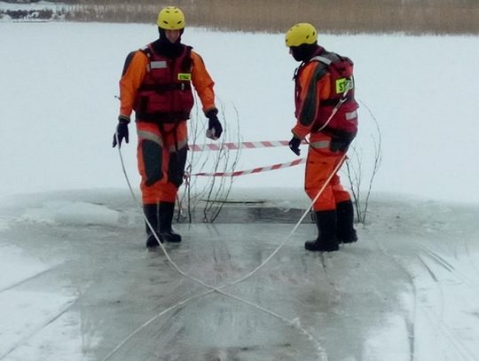 Sławno: strażacy ćwiczyli na lodzie