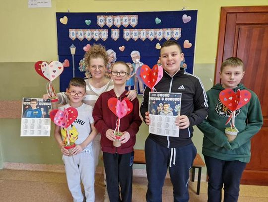 Sławno: Uczniowie SOSW własnoręcznie przygotowali laurki, kalendarze i bukiety — lekcja wdzięczności dla babć i dziadków