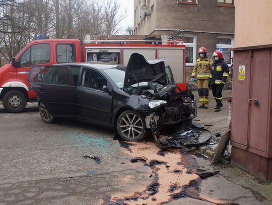 Sławno: wypadek - Golfem w kamienicę