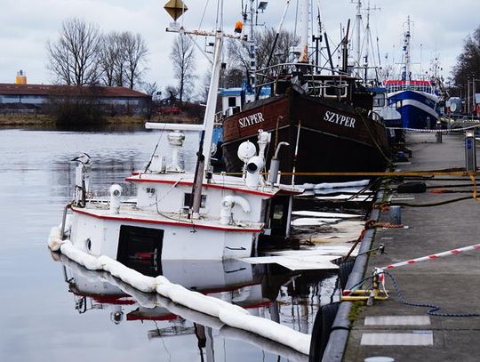 Stał w portowym kanale i... nagle zatonął