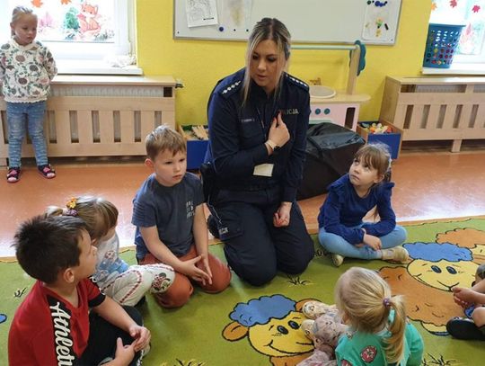 "Świeć przykładem - noś odblaski" Policjanci edukowali przedszkolaków