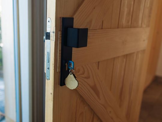 Szyld do zamka - drobny detal, wielkie znaczenie dla estetyki i bezpieczeństwa Szyld do zamka - drobny detal, wielkie znaczenie dla estetyki i bezpieczeństwa