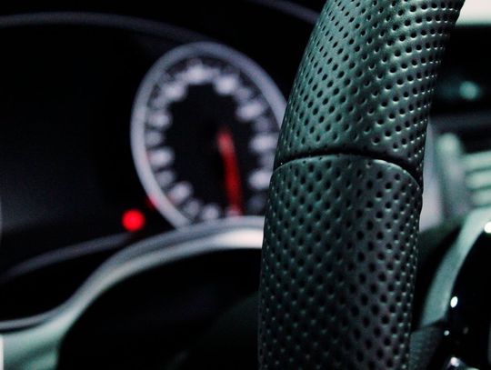 Top 5 zestawień kolorystycznych dywaników EVA pasujących do czarnego wnętrza auta