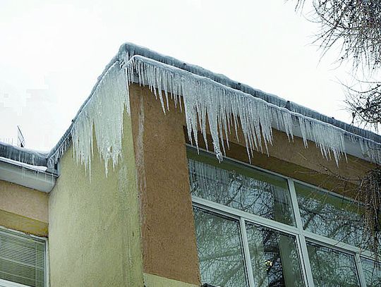 Uwaga! Niebezpieczeństwo: śnieg na dachach