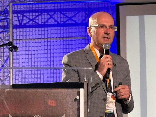 Wójt Gminy Darłowo o odporności samorządów na zagrożenia, podczas konferencji w Karlinie