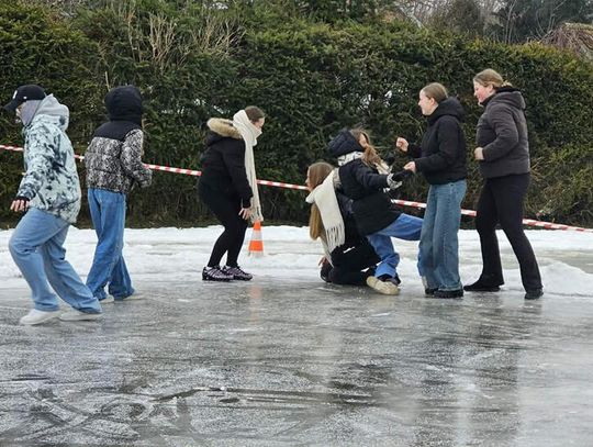 Wrześnica: Nauczyciele, uczniowie i strażacy stworzyli lodowisko przyszkolne
