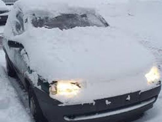Zatrzymali go, bo nie odśnieżył dachu auta. Okazało się, że był poszukiwany