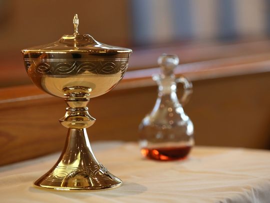 Znaczenie wody święconej w liturgii i różnorodność form Kropielnice