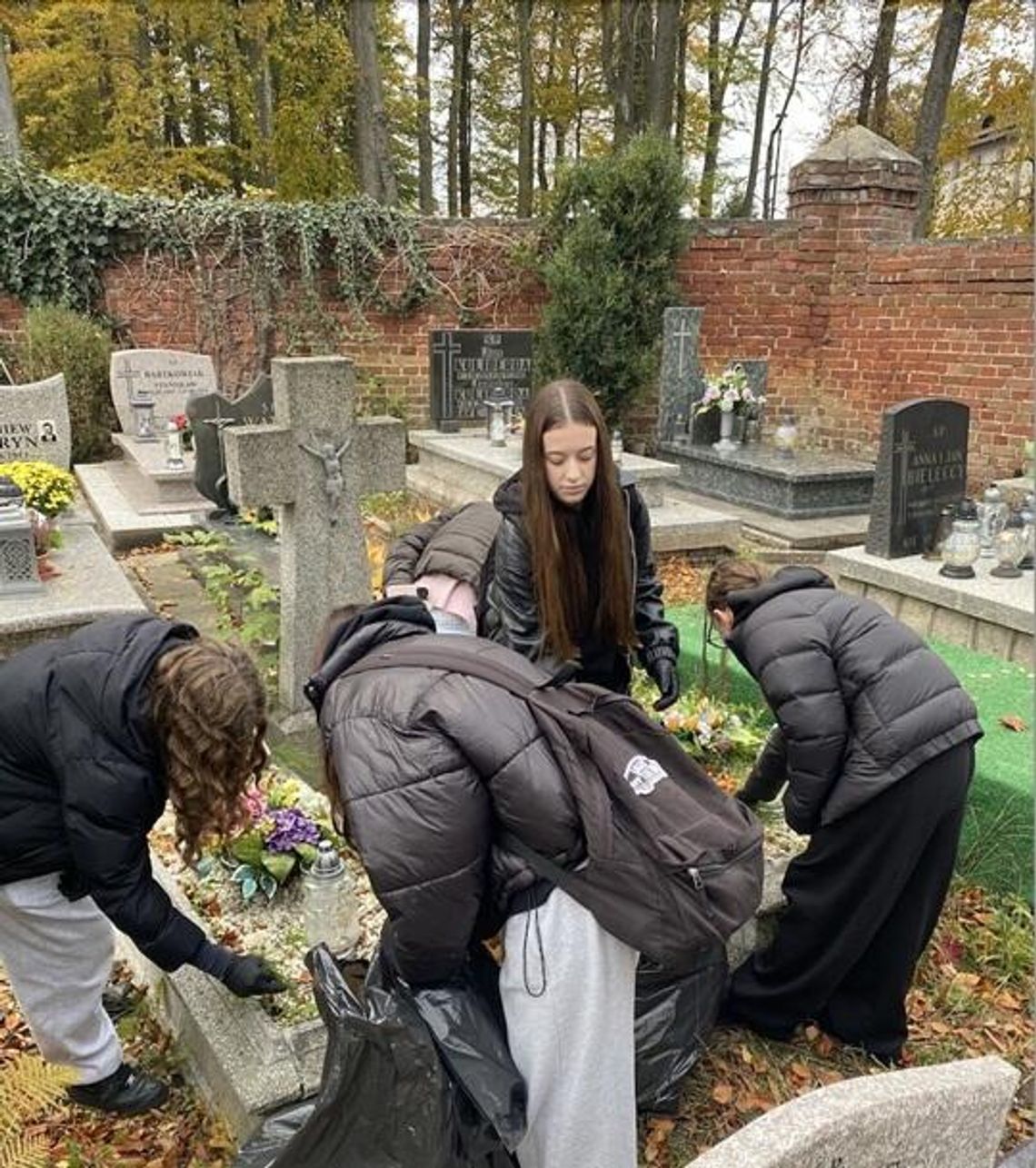 Akcja sprzątania grobów Akcja sprzątania grobów