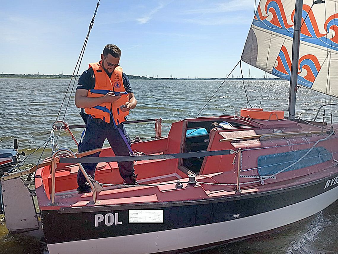 Dąbki: Policjanci z ratownikami WOPR patrolowali jezioro Bukowo