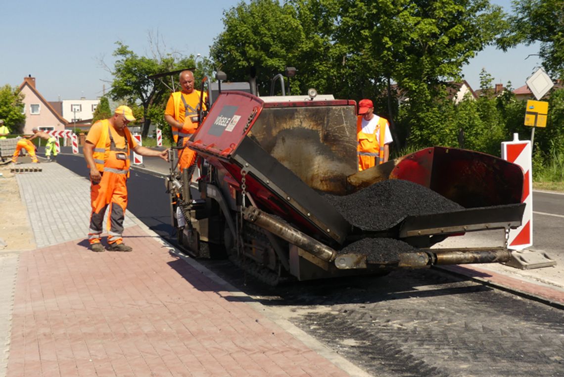 Darłowo: kładą asfalt i kostkę betonową na rowerowej trasie