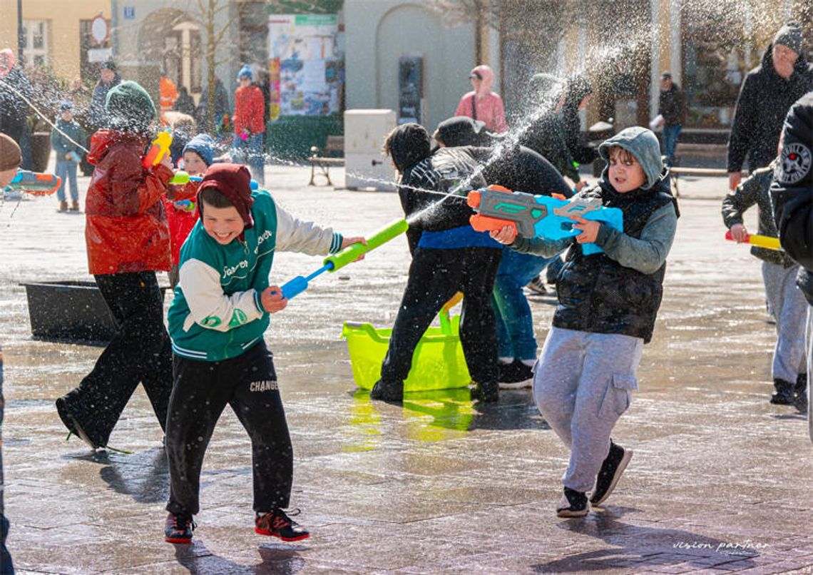 Darłowo: Lali się wodą, pomimo chłodu i wiatru Darłowo: Lali się wodą, pomimo chłodu i wiatru