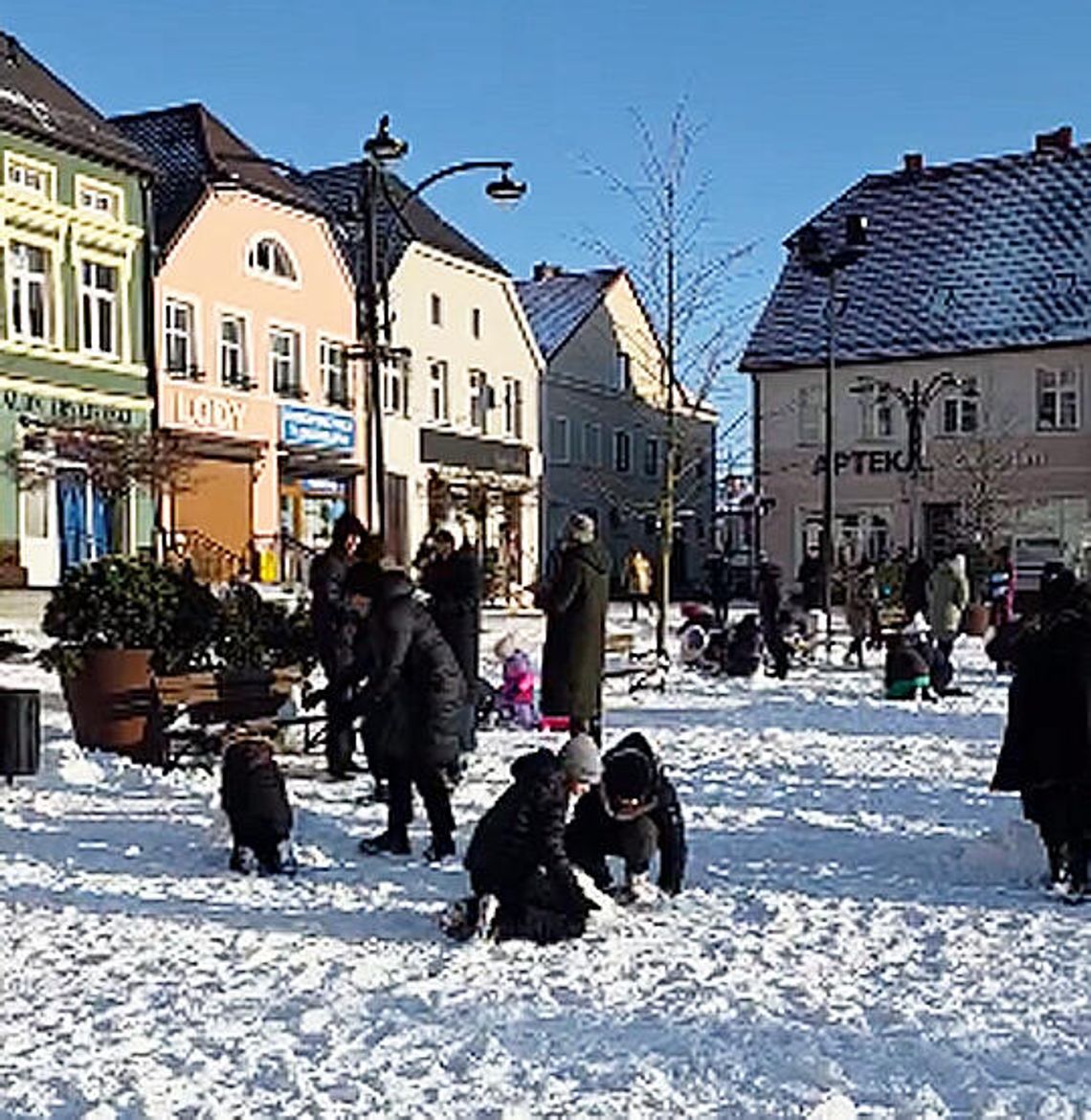 Darłowo: Lepili bałwany i "okładali" się śnieżkami Darłowo: Lepili bałwany i "okładali" się śnieżkami