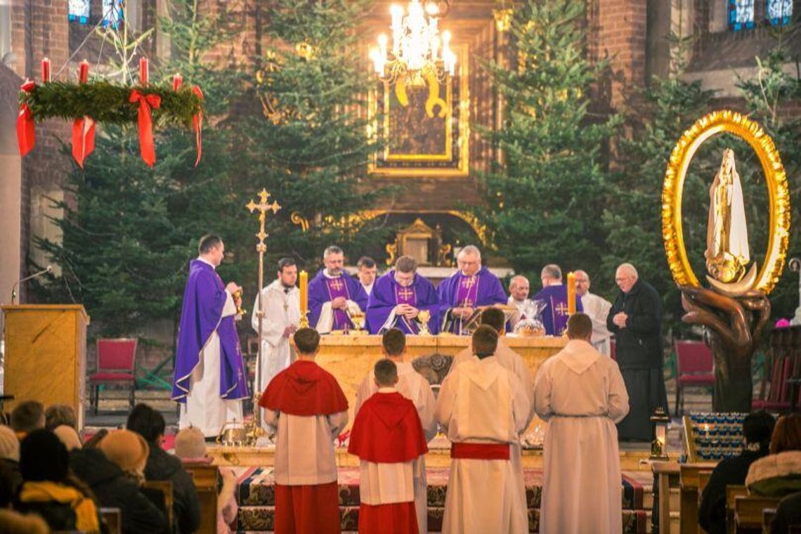 Darłowo: Msza jubileuszowa i symboliczne podziękowania dla biskupa i proboszcza