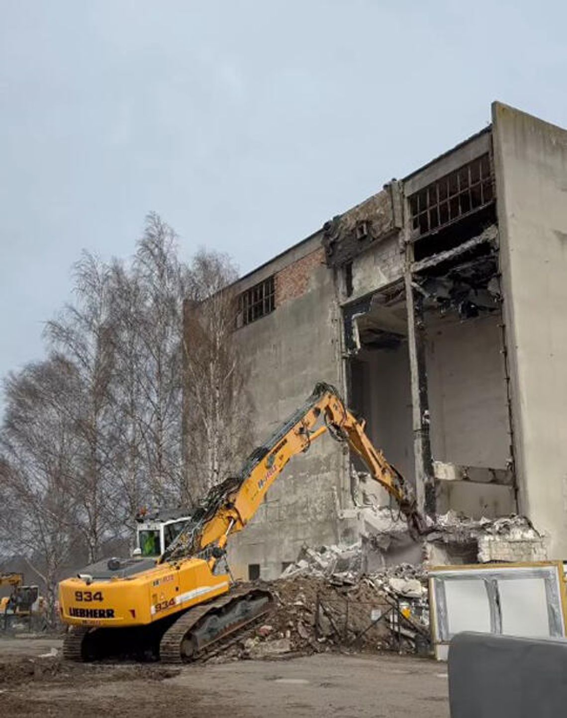 Darłowo: Stara lodownia przy kanale, przechodzi do historii. A wraz z nią mural