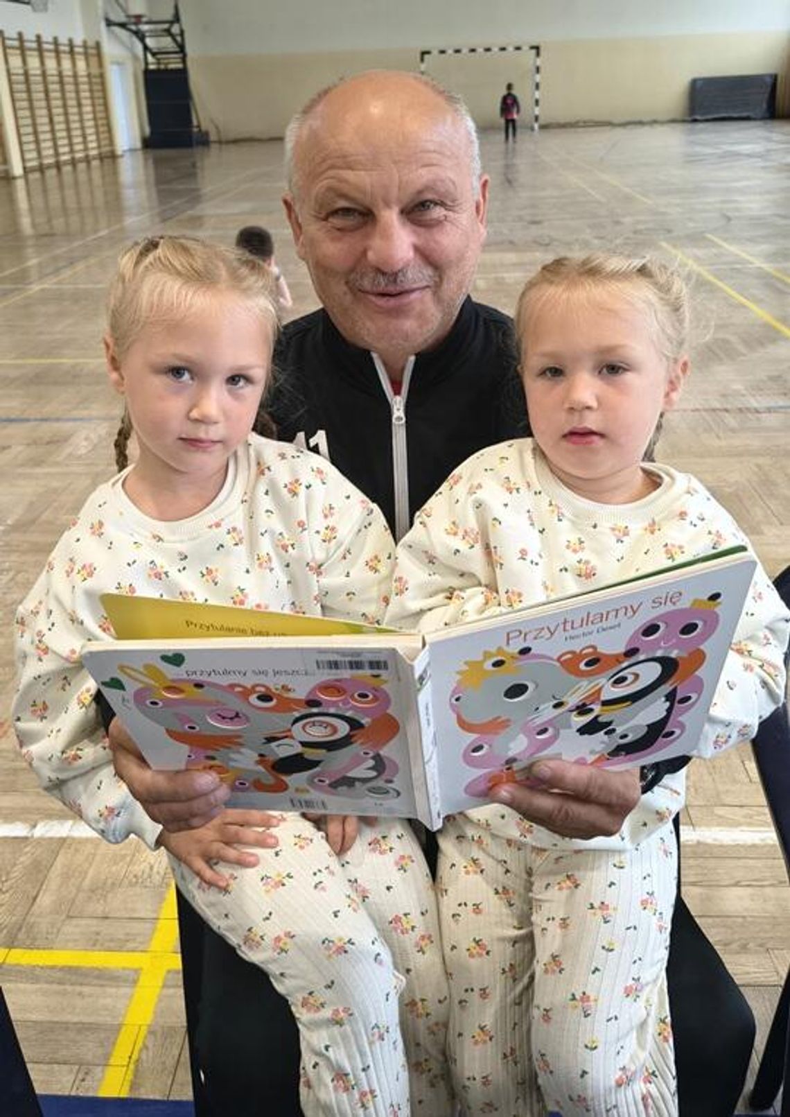 Dziadek czyta wnukom...
