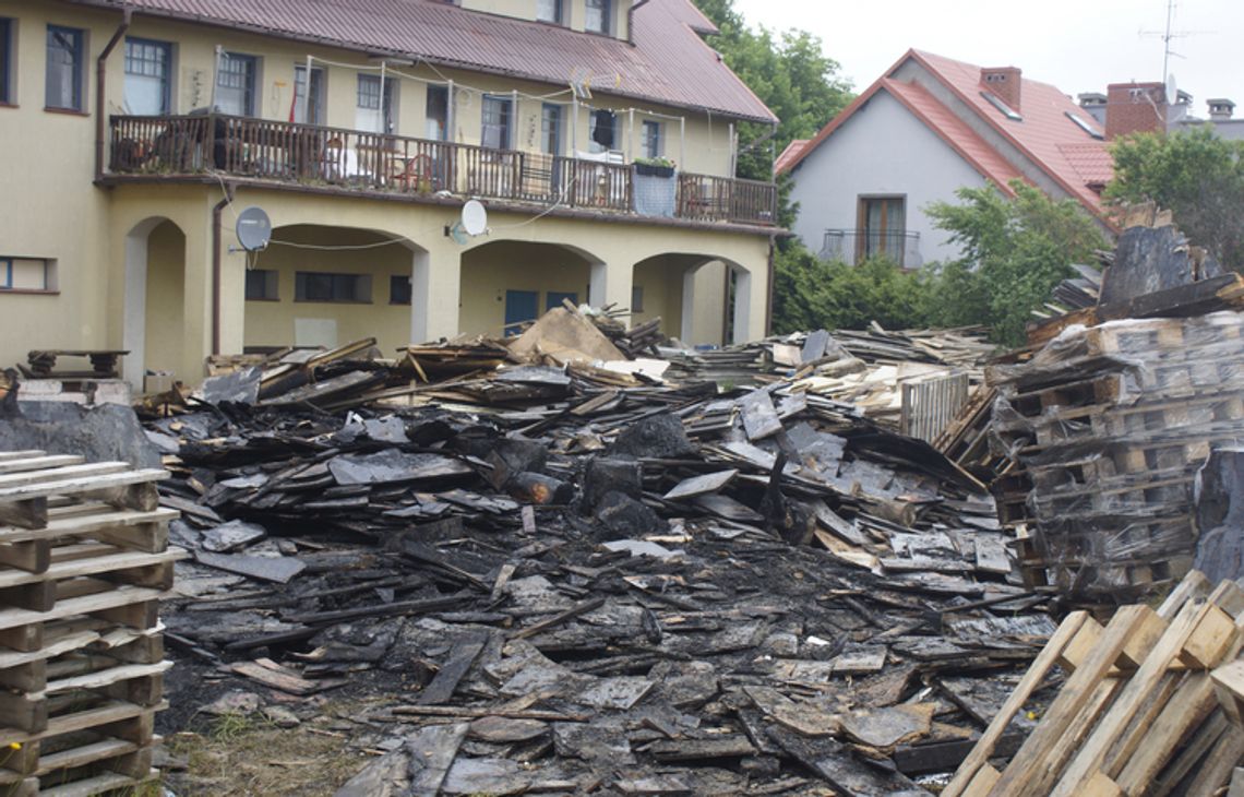 Jarosławiec: pożar na podwórku nieczynnego ośrodka wczasowego