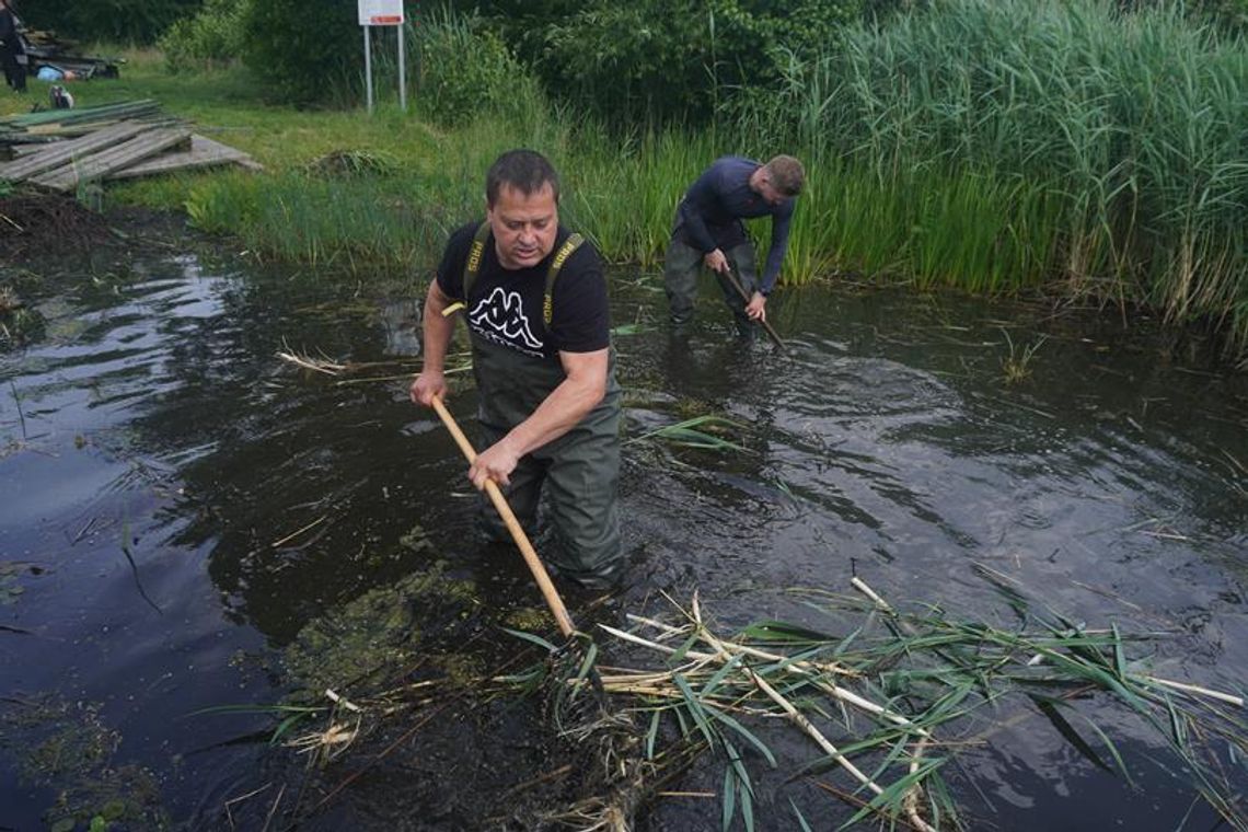 Łętowo: w czynie społecznym czyścili brzeg jeziora