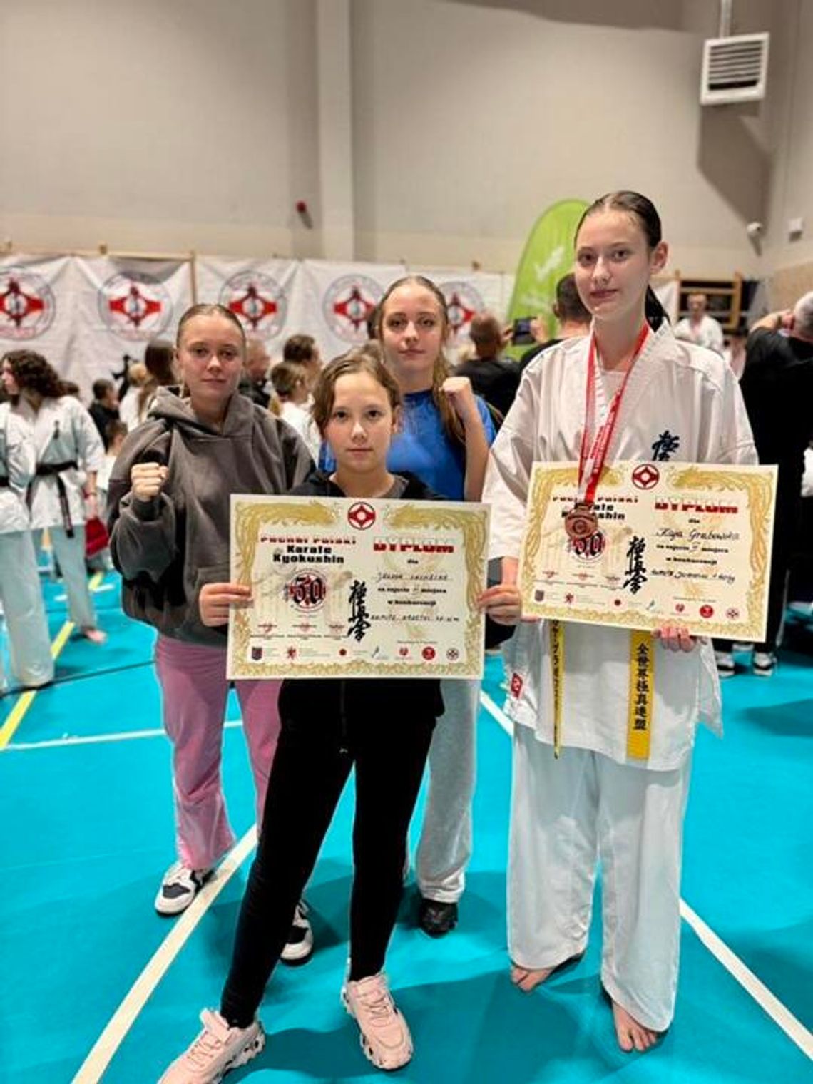 Medale dla młodych pasjonatek karate