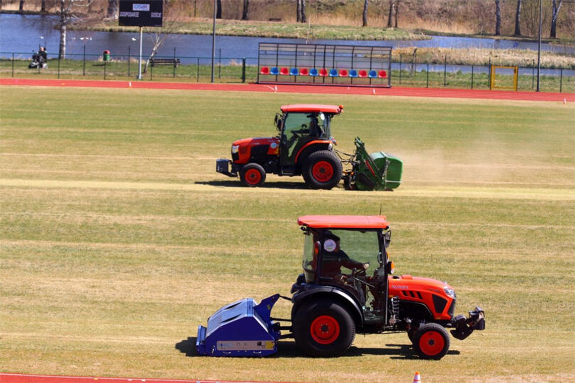 Na stadionie w Sławnie ruszyła renowacja murawy. Czy obiekt wrócić do użytkowania?