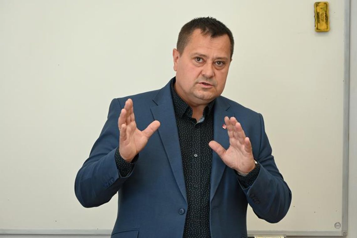 O samorządzie, odpowiedzialności i spełnianiu marzeń. Wójt Gminy Sławno spotkał się ze słuchaczami liceum dla dorosłych