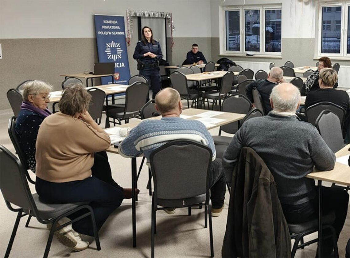 Ostrowiec: Dezinformacja i manipulacja jako zagrożenie dla seniorów - debata społeczna