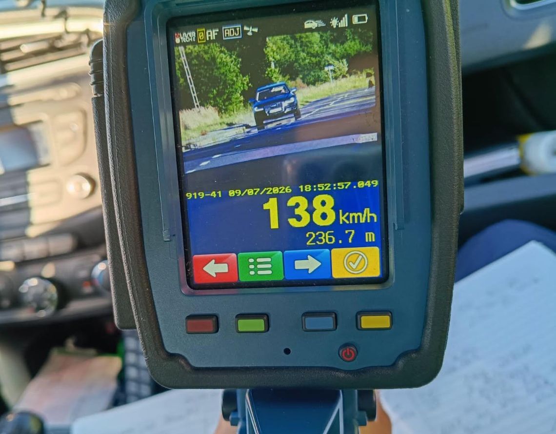 Pałówko: Kierowca pędził 138 km/h w terenie zabudowanym. Stracił prawo jazdy, dostał 2500 zł mandatu i 15 punktów Pałówko: Kierowca pędził 138 km/h w terenie zabudowanym. Stracił prawo jazdy, dostał 2500 zł mandatu i 15 punktów