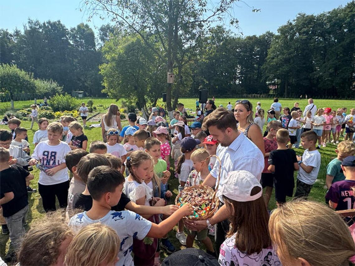 Piknik dla najmłodszych w Sławnie: Bezpieczeństwo i zabawa dla ponad 200 uczniów!