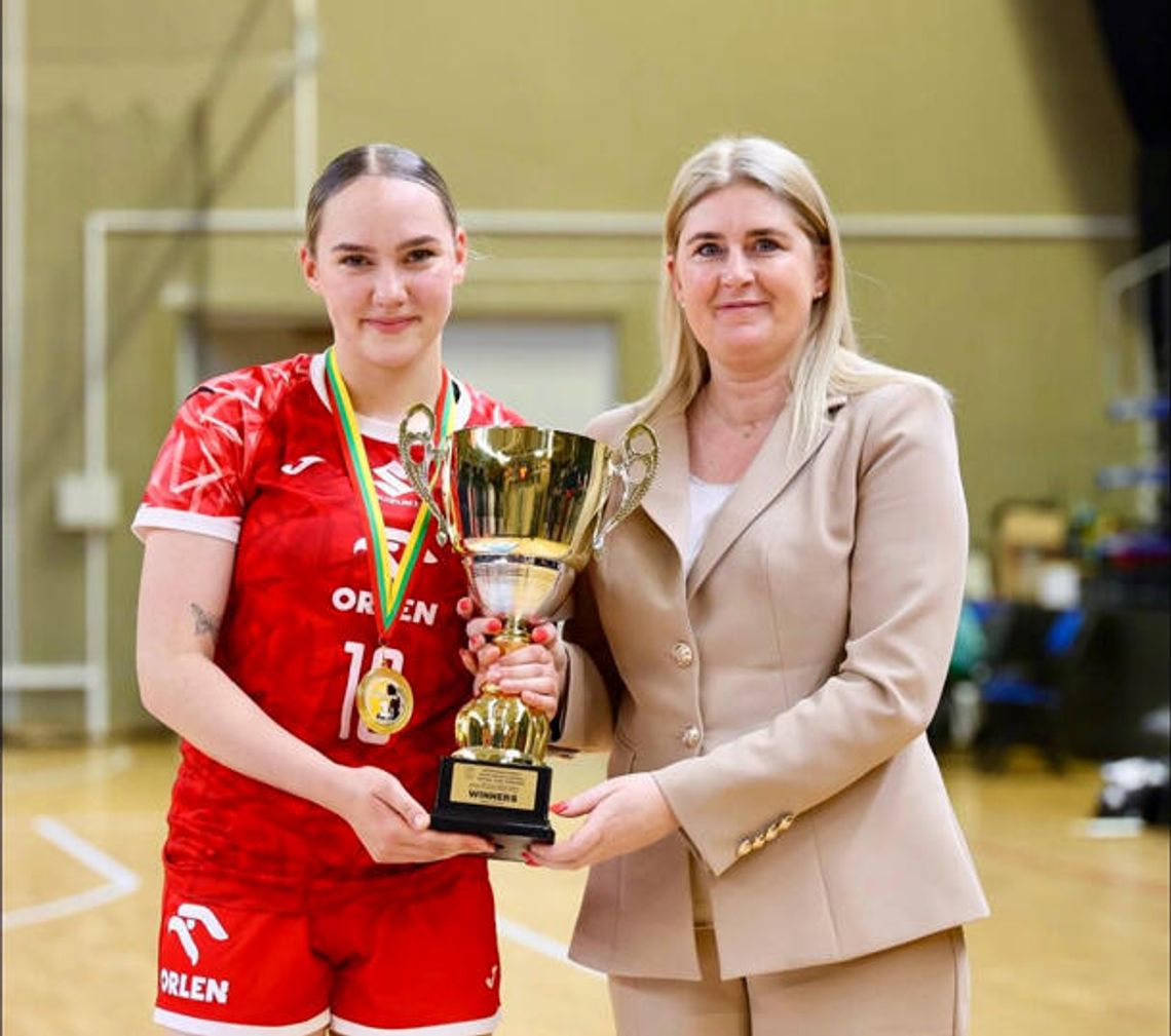 Piłka ręczna.  Dobre wieści z Litwy! Zosia Chwojnicka wśród najlepszych zawodniczek turnieju.