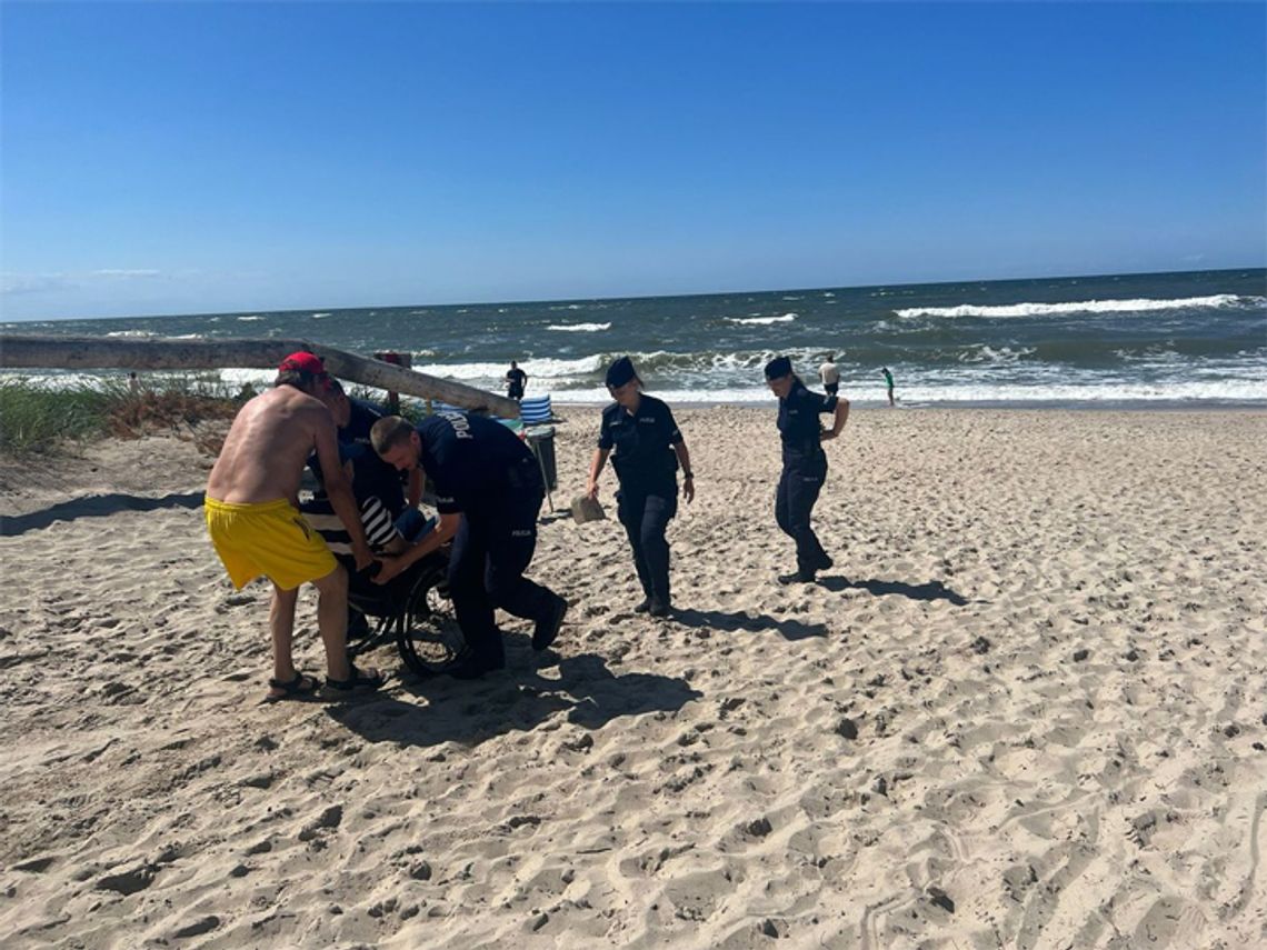 Policjanci z praktykantami pomogli niepełnosprawnemu wydostać się z plaży