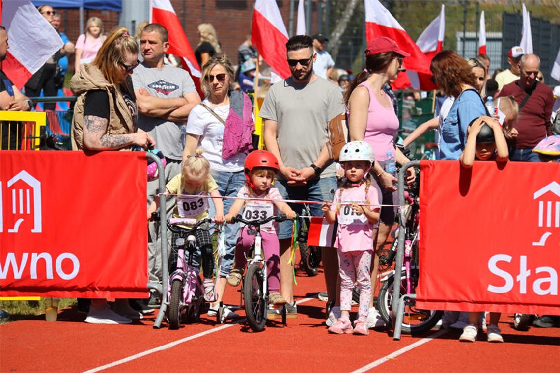 Rowerkowe święto w Sławnie. Blisko 200 dzieci uczciło Dzień Flagi na miejskim stadionie