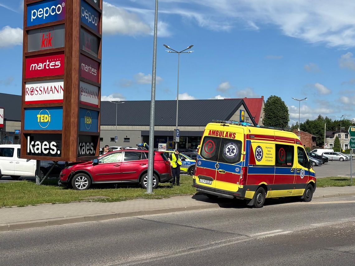 Sławno: samochód wjechał w słup reklamowy