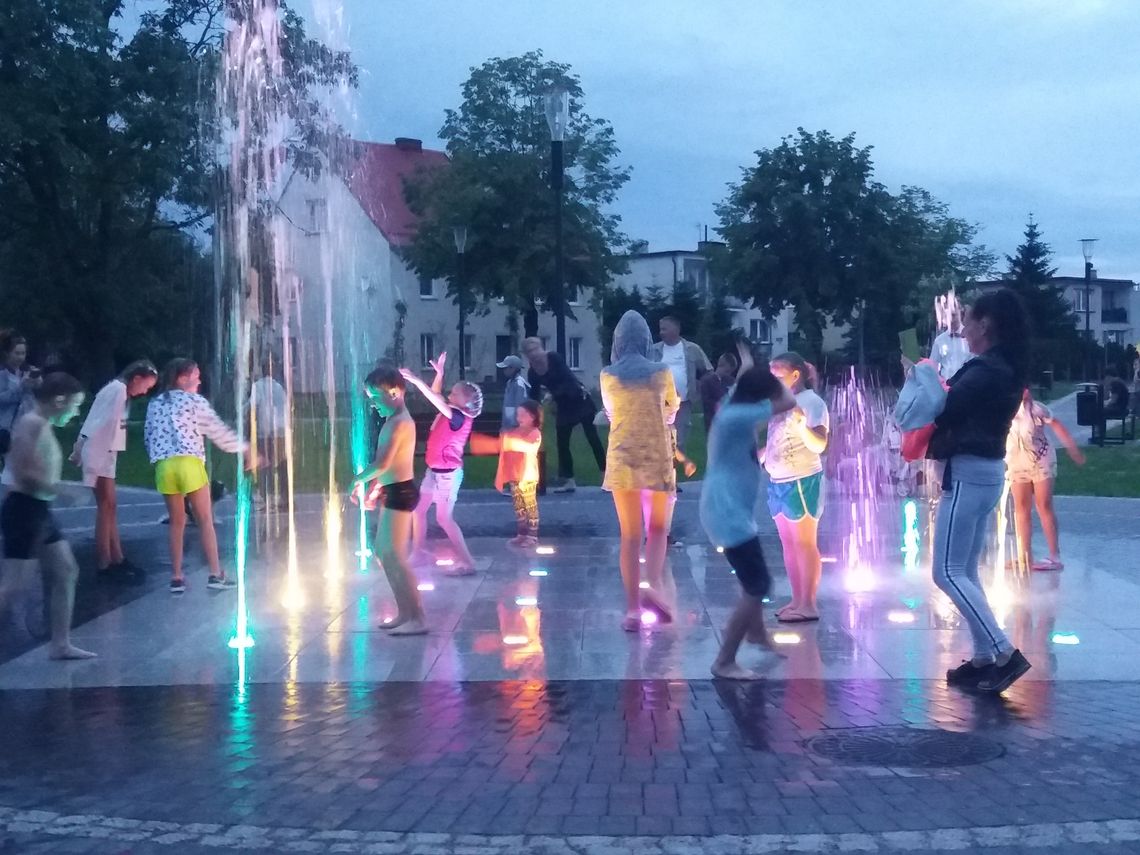Sławno: Dzieci szaleją - fontanna robi furorę!