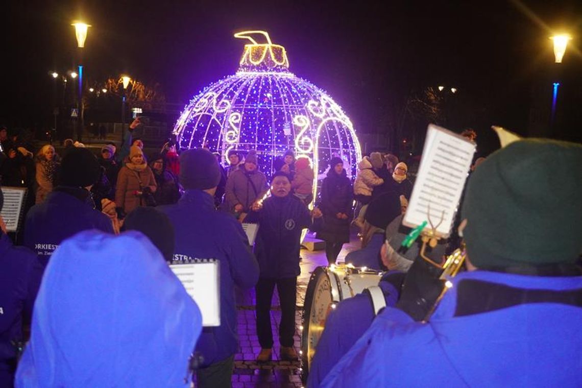 Sławno Koncert Orkiestry Dętej im. Ziemi Sławieńskiej przy bombce na skwerze przy ul. Armii Krajowej