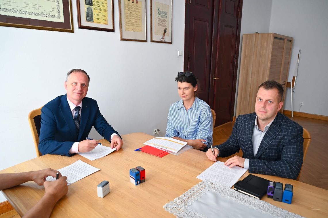 Sławno Podpisano umowę na przebudowę placu Wyszyńskiego Sławno Podpisano umowę na przebudowę placu Wyszyńskiego