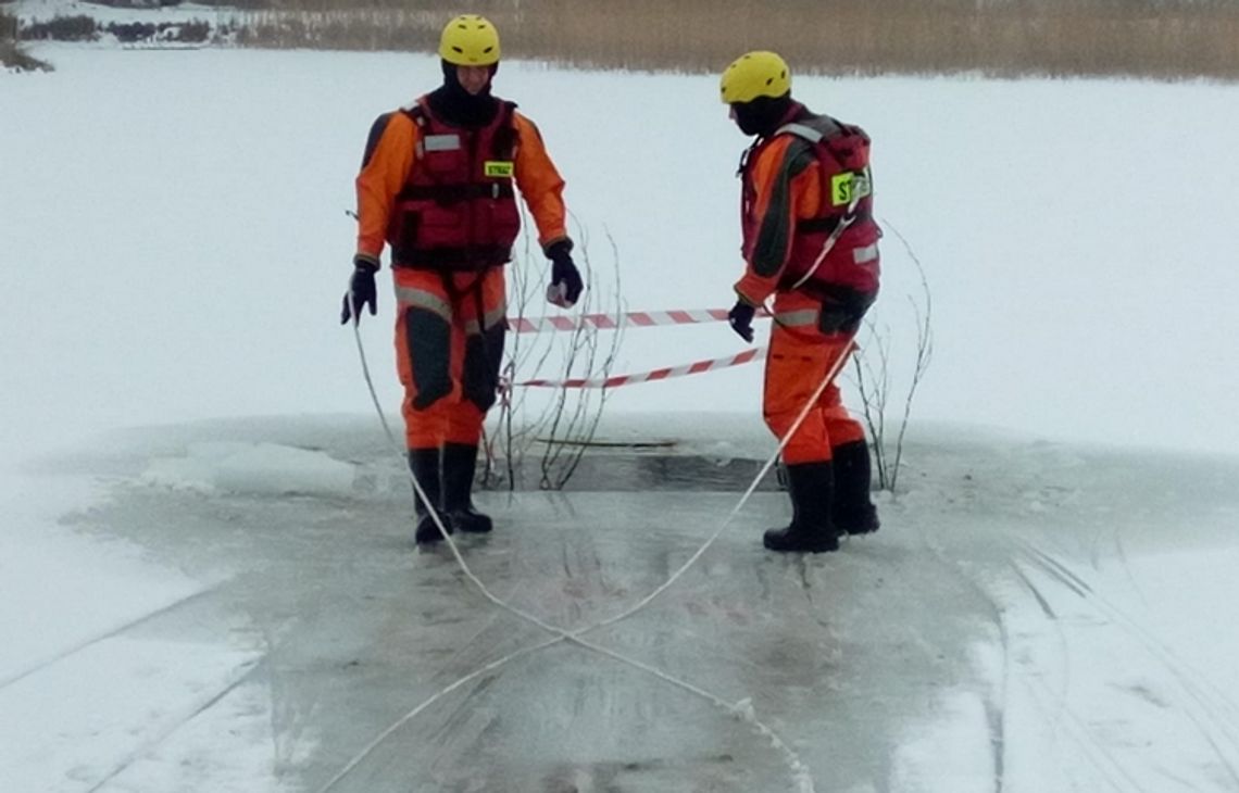 Sławno: strażacy ćwiczyli na lodzie