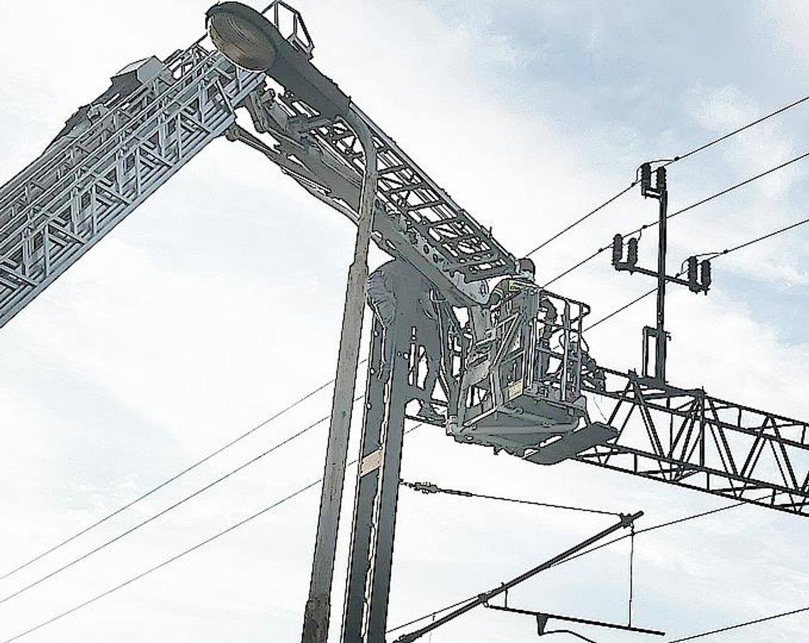 Sławno Niebezpiecznie na dworcu. Mężczyzna wszedł na trakcyjny słup Sławno Niebezpiecznie na dworcu. Mężczyzna wszedł na trakcyjny słup