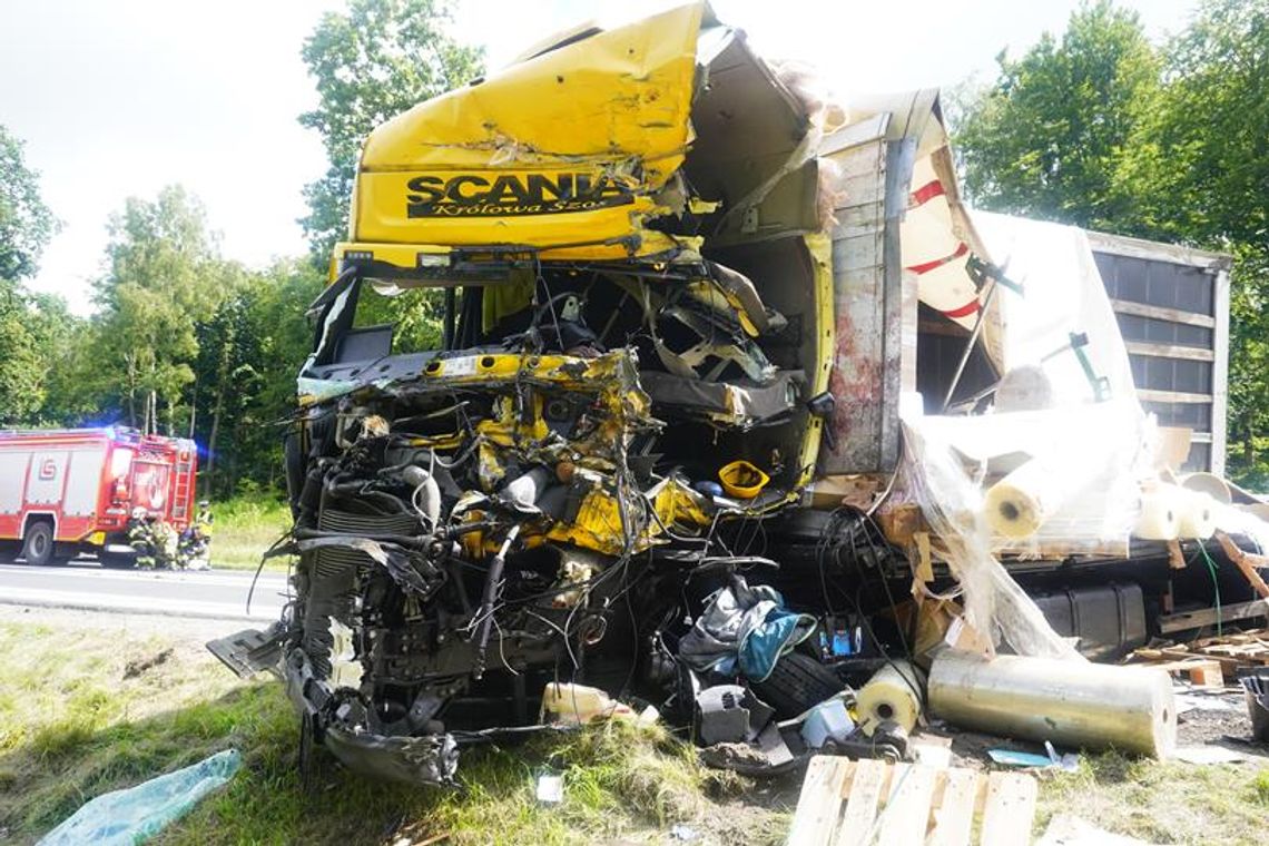 Śmiertelne zderzenie TIR-ów na krajowej "szóstce". Kierowca nie miał żadnej szansy