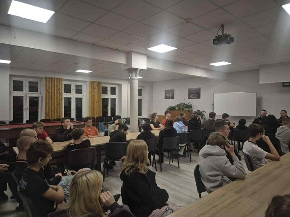 Spotkanie dzielnicowych z uczniami ZSM w Darłowie Spotkanie dzielnicowych z uczniami ZSM w Darłowie