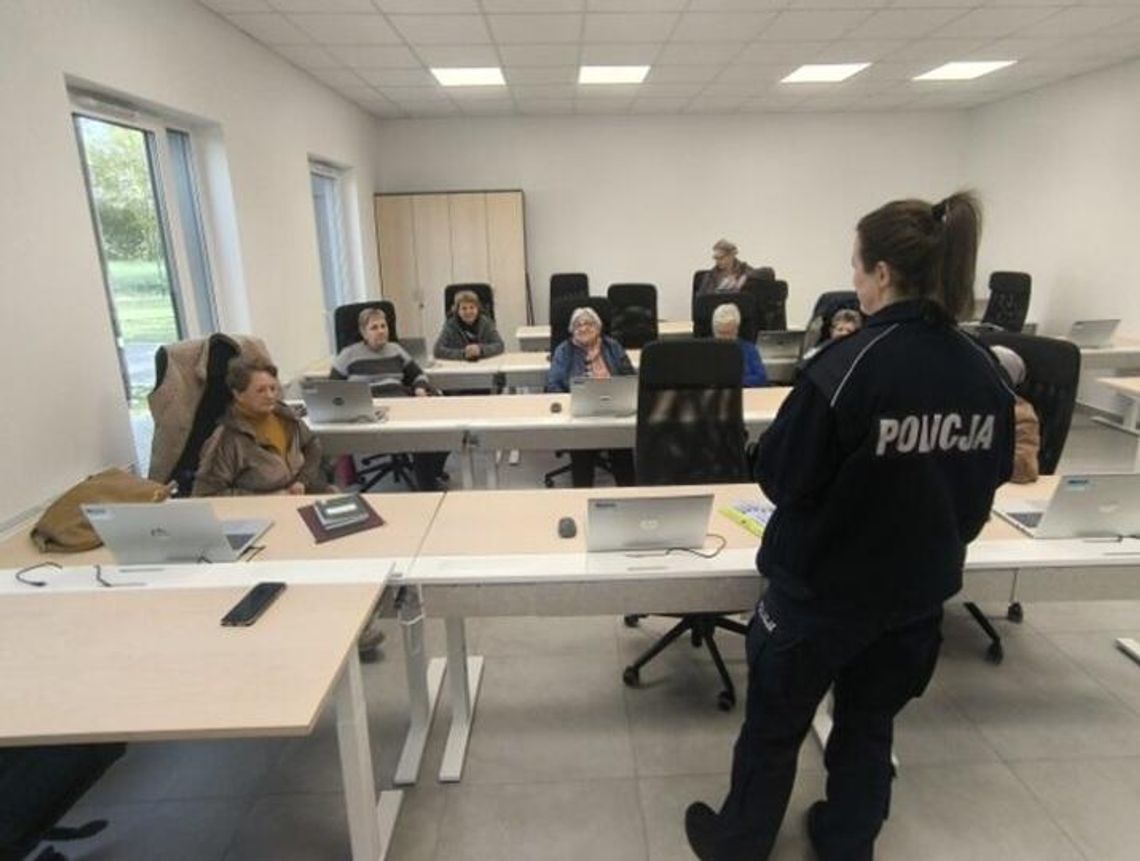 Spotkanie sławieńskich mundurowych z seniorami