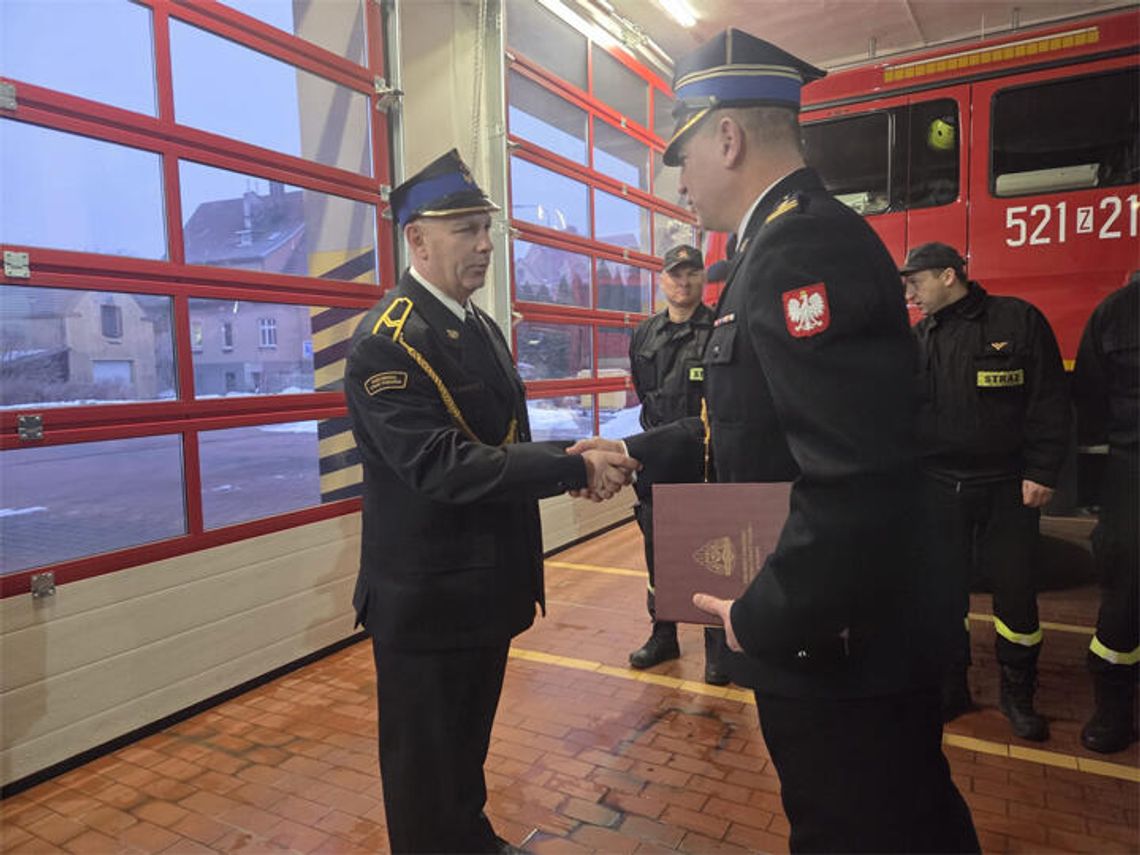 St. ogn. Krzysztof Błaszczyk, dowódca zastępu JRG Sławno, odchodzi na emeryturę po ponad 25 latach służby — odznaczony medalami za zasługi i długoletnią służbę
