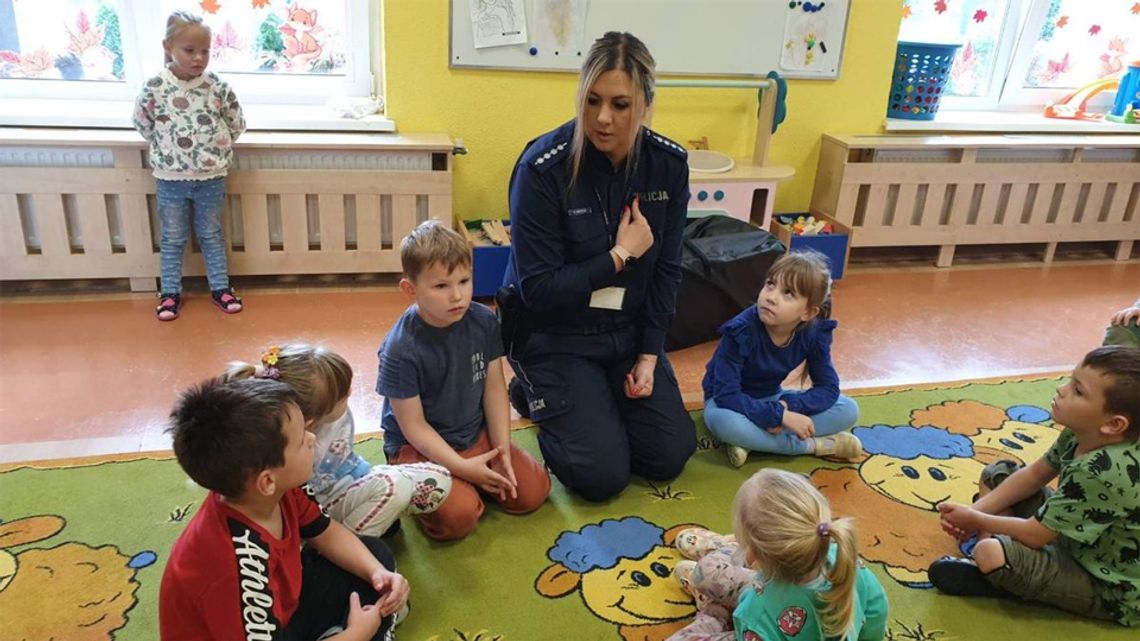 "Świeć przykładem - noś odblaski" Policjanci edukowali przedszkolaków