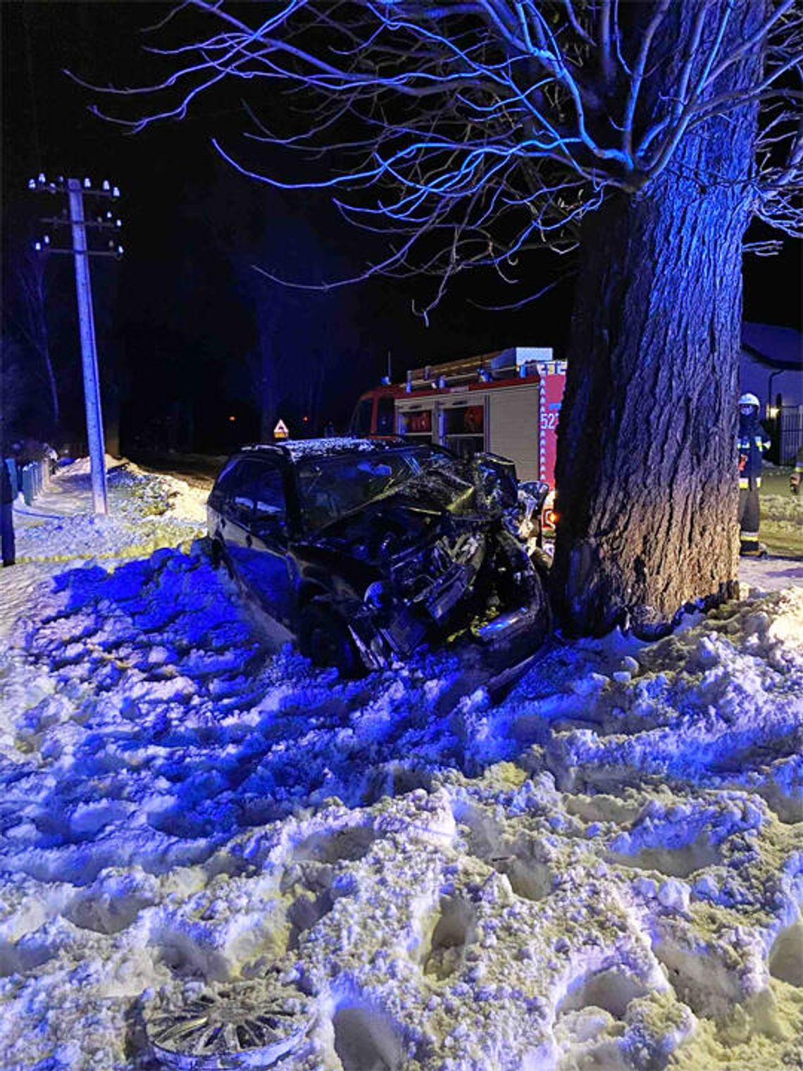 Tyń: Uderzył w drzewo Tyń: Uderzył w drzewo