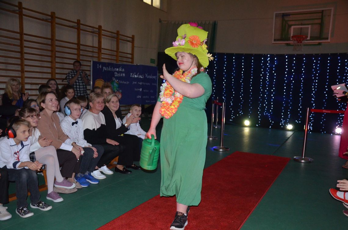 Uroczysty apel w SOSW w Sławnie z okazji Dnia Edukacji Narodowej. Był też pokaz mody Uroczysty apel w SOSW w Sławnie z okazji Dnia Edukacji Narodowej. Był też pokaz mody