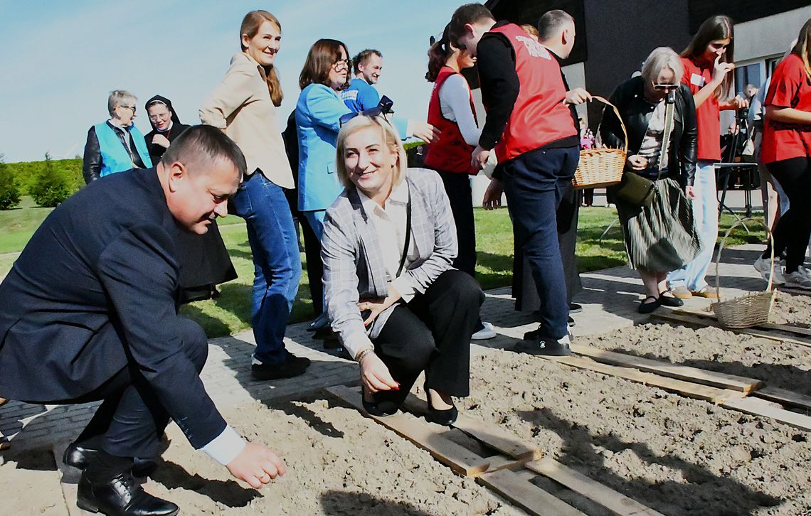 W Darłowie posadzono 400 żonkili w akcji „Pola Nadziei”. W Darłowie posadzono 400 żonkili w akcji „Pola Nadziei”.