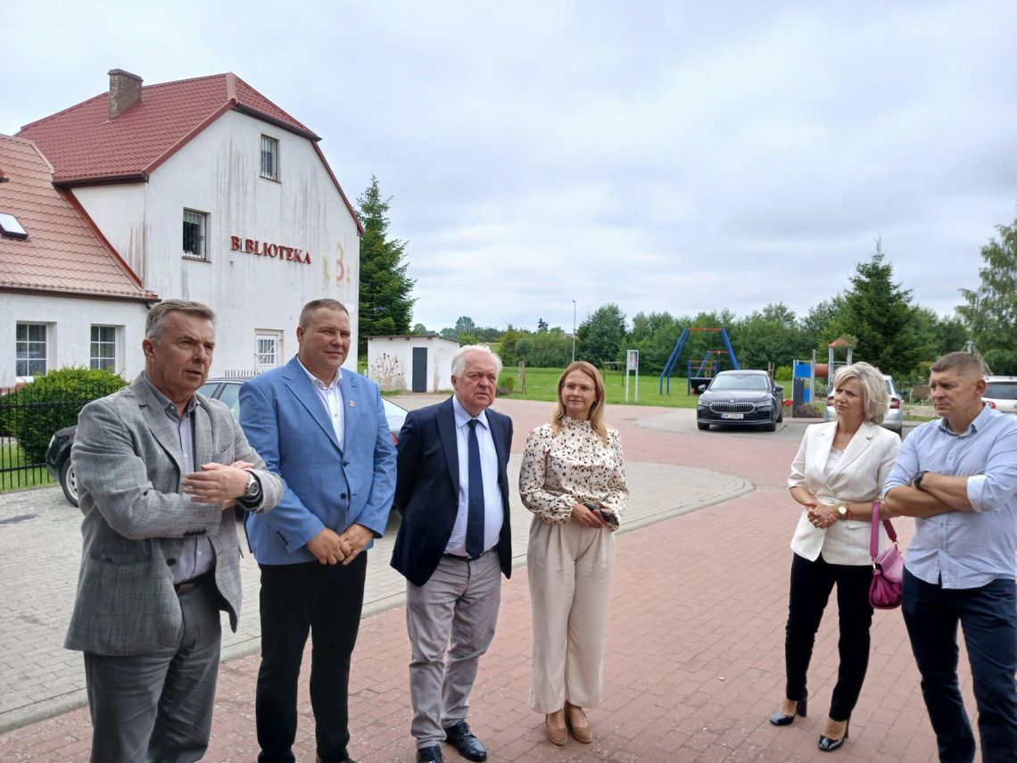 Wiceminister i poseł w Domasławicach. Rozmowy o drogach, świetlicy i remizie strażackiej Wiceminister i poseł w Domasławicach. Rozmowy o drogach, świetlicy i remizie strażackiej
