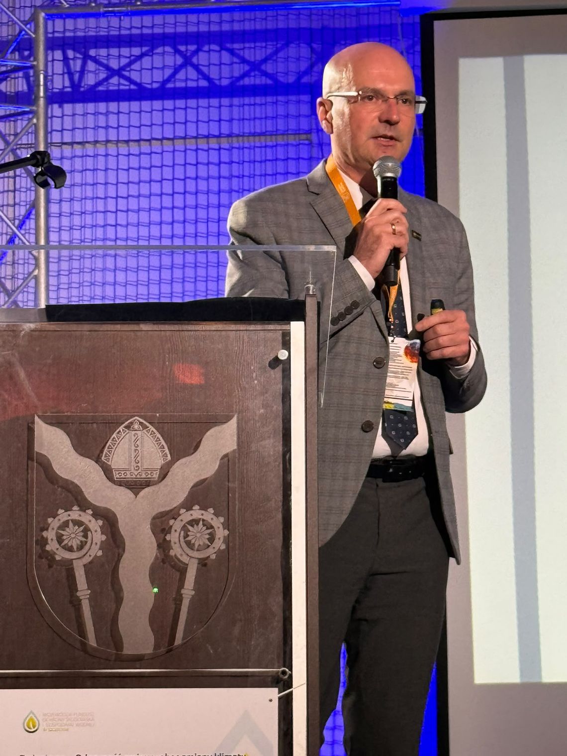 Wójt Gminy Darłowo o odporności samorządów na zagrożenia, podczas konferencji w Karlinie